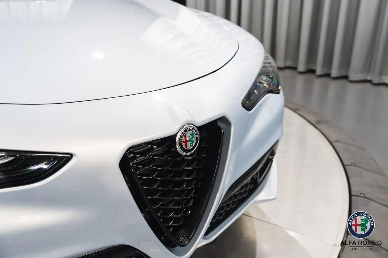 Alfa Romeo Stelvio снимка Alfa Romeo Stelvio