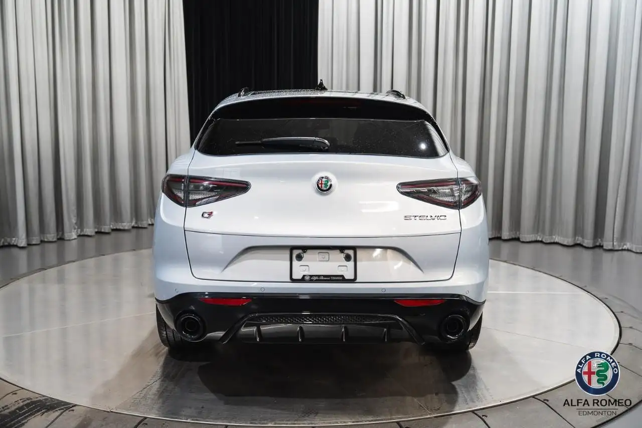 Alfa Romeo Stelvio снимка Alfa Romeo Stelvio