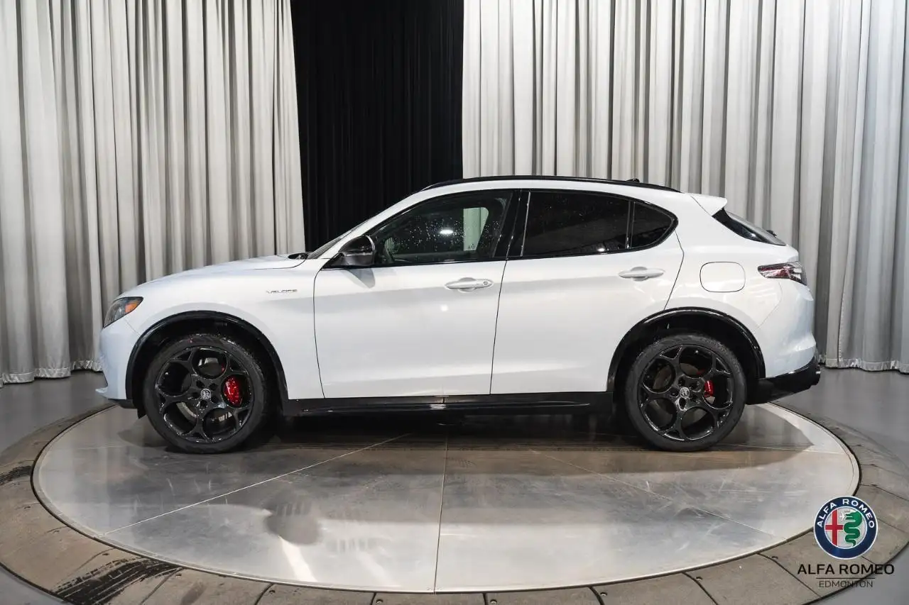 Alfa Romeo Stelvio снимка Alfa Romeo Stelvio