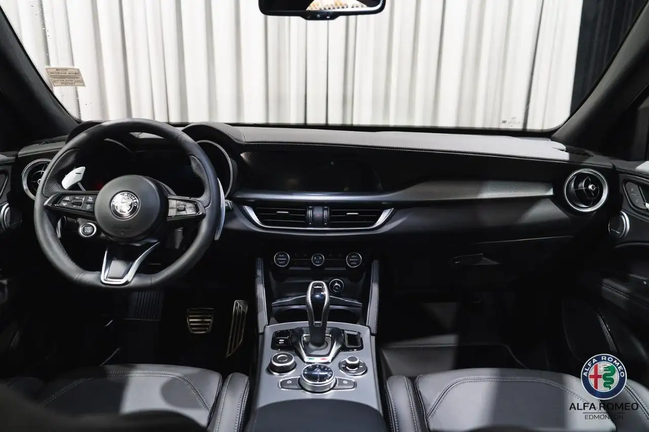 Alfa Romeo Stelvio снимка Alfa Romeo Stelvio