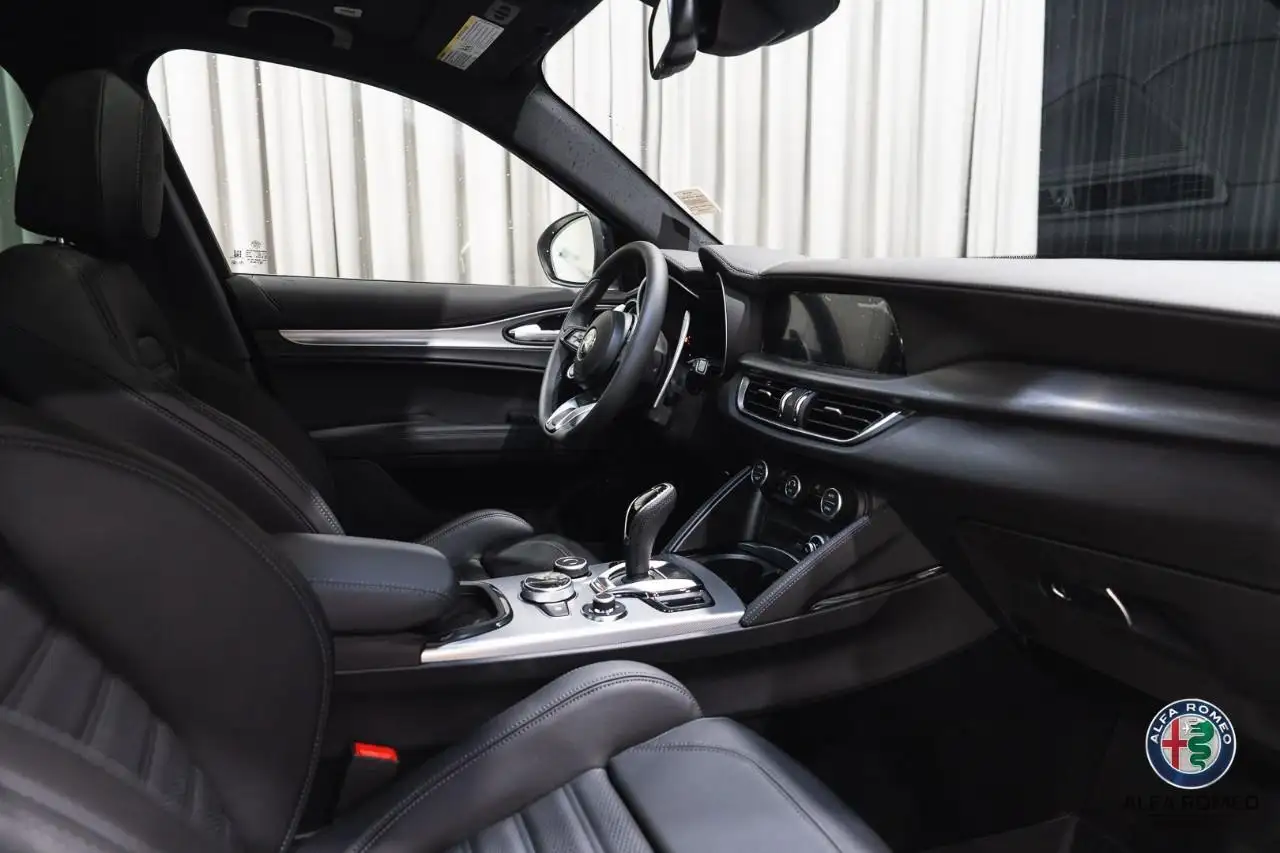 Alfa Romeo Stelvio снимка Alfa Romeo Stelvio