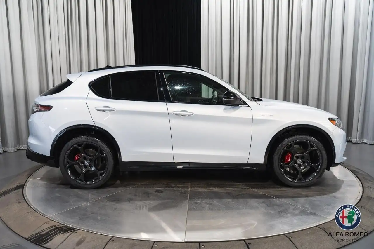 Alfa Romeo Stelvio снимка Alfa Romeo Stelvio