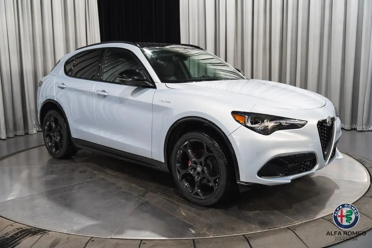 Alfa Romeo Stelvio снимка Alfa Romeo Stelvio