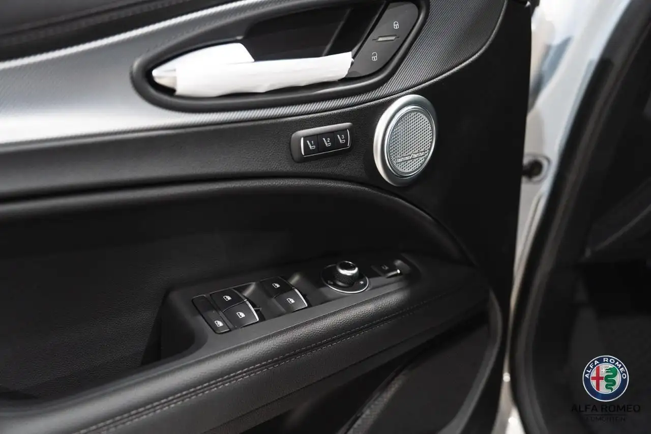 Alfa Romeo Stelvio снимка Alfa Romeo Stelvio