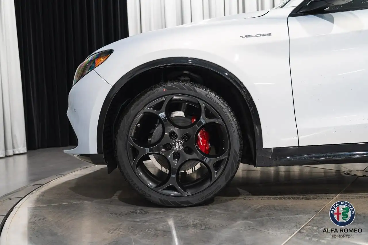 Alfa Romeo Stelvio снимка Alfa Romeo Stelvio