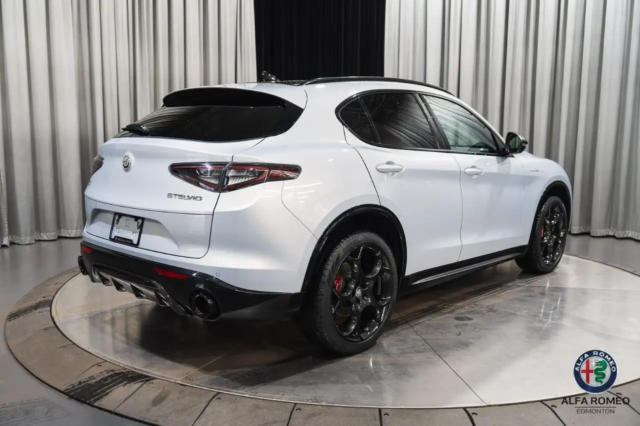 Alfa Romeo Stelvio снимка Alfa Romeo Stelvio
