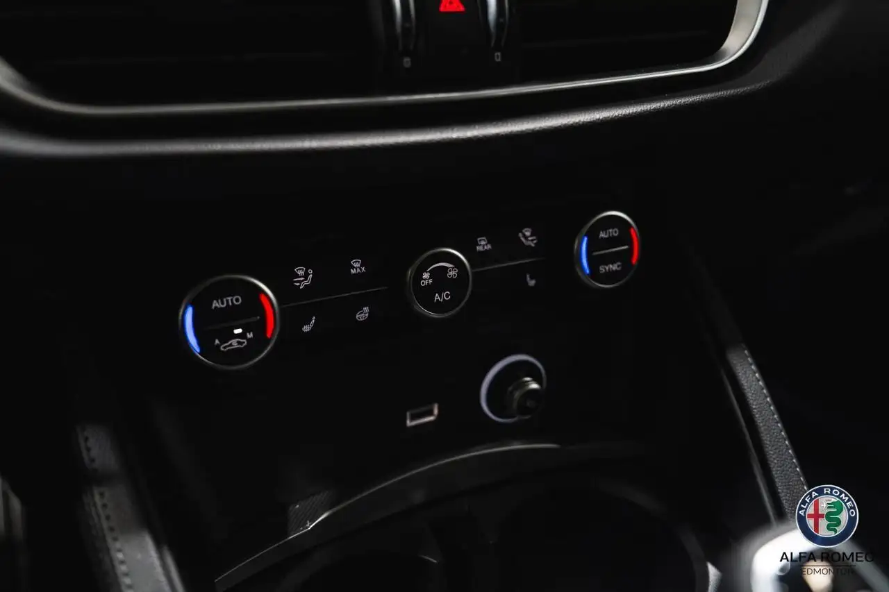 Alfa Romeo Stelvio снимка Alfa Romeo Stelvio