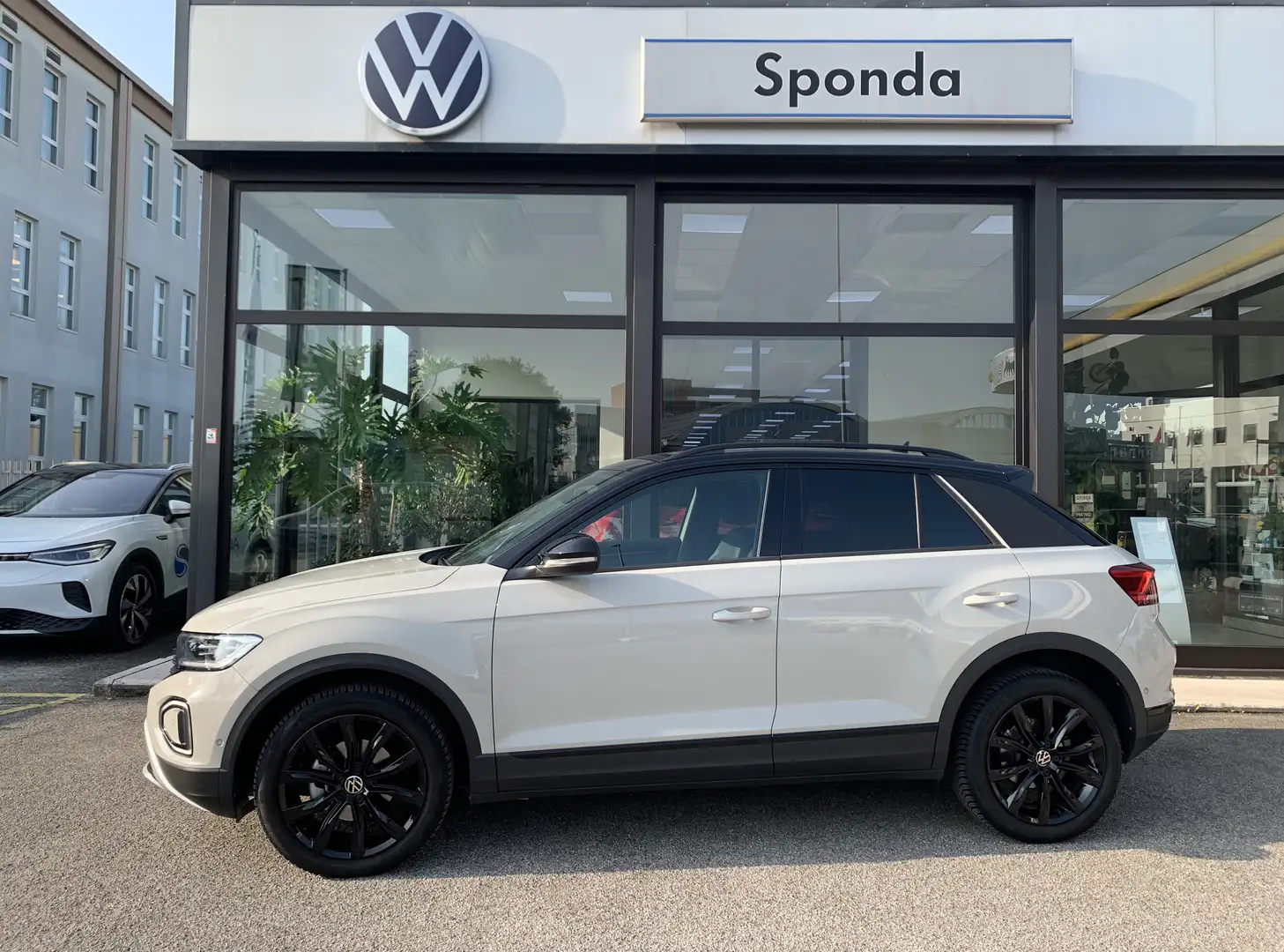 Volkswagen T-Roc 1.5 TSI STYLE BLACK DSG FARI IQ. LIGHT GARANZIA VW - 1