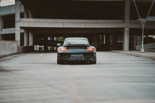 Porsche 911 view 8