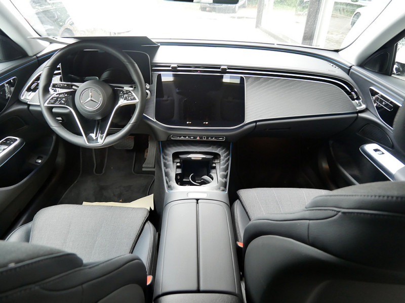Mercedes-Benz E 300 T de , AVANTGARDE AHK DISTR KAMERA SPUR — photo 9