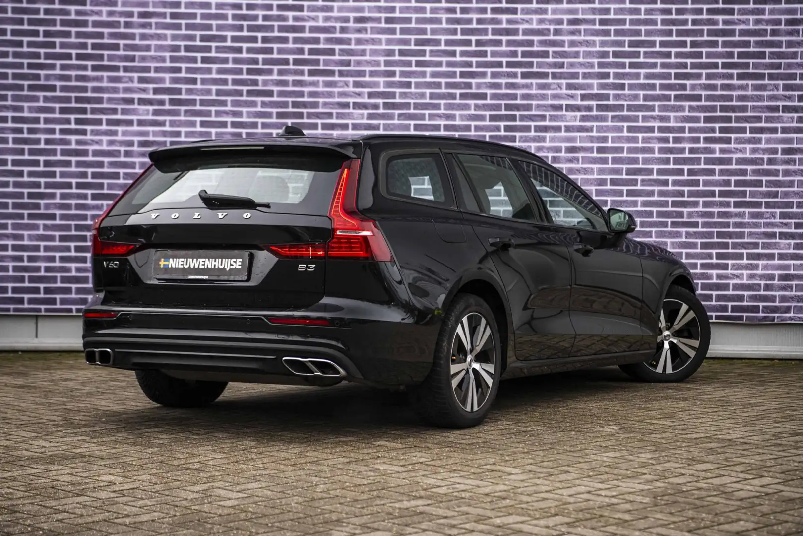 Volvo V60 2.0 B3 Momentum Advantage | Parkeer Camera | 17" L Nero - 2