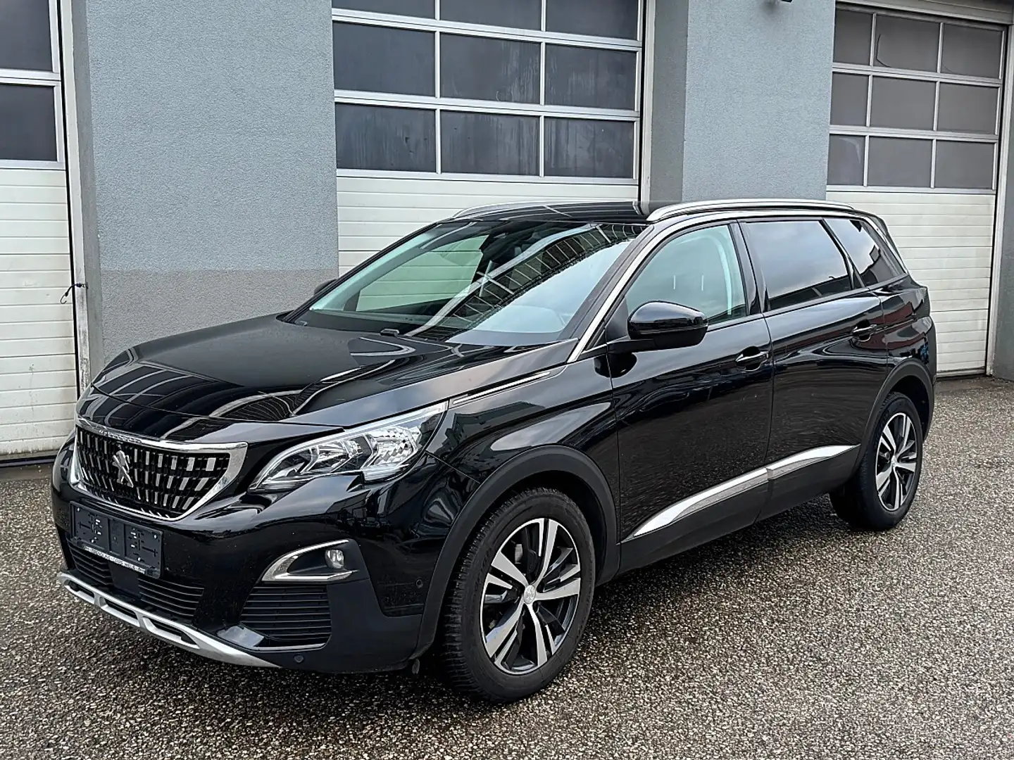 Peugeot 5008 1,2 PureTech 130 Allure EAT8 Aut. *7-SITZER* Schwarz - 1