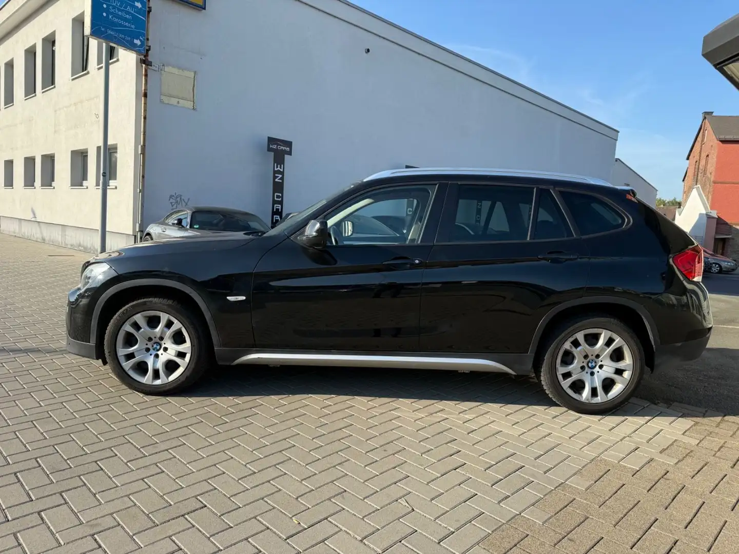 BMW X1 Baureihe X1 sDrive 20d NAVI PDC KEYLESS Schwarz - 2