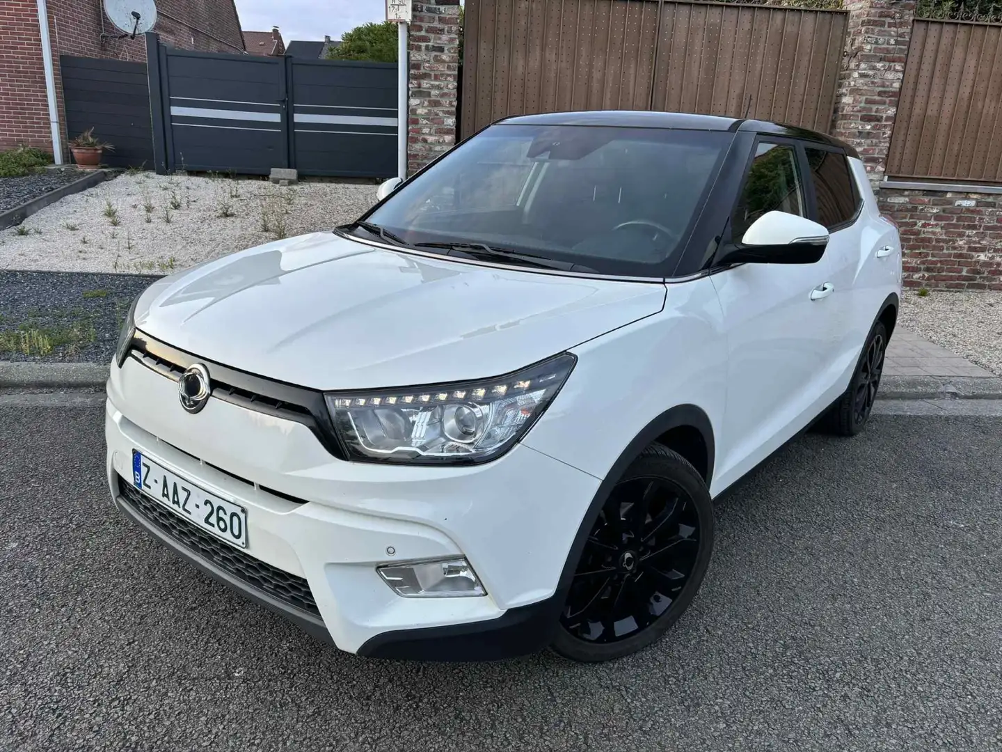SsangYong Tivoli 1.6i e-XGi 2WD Sapphire full option - 1