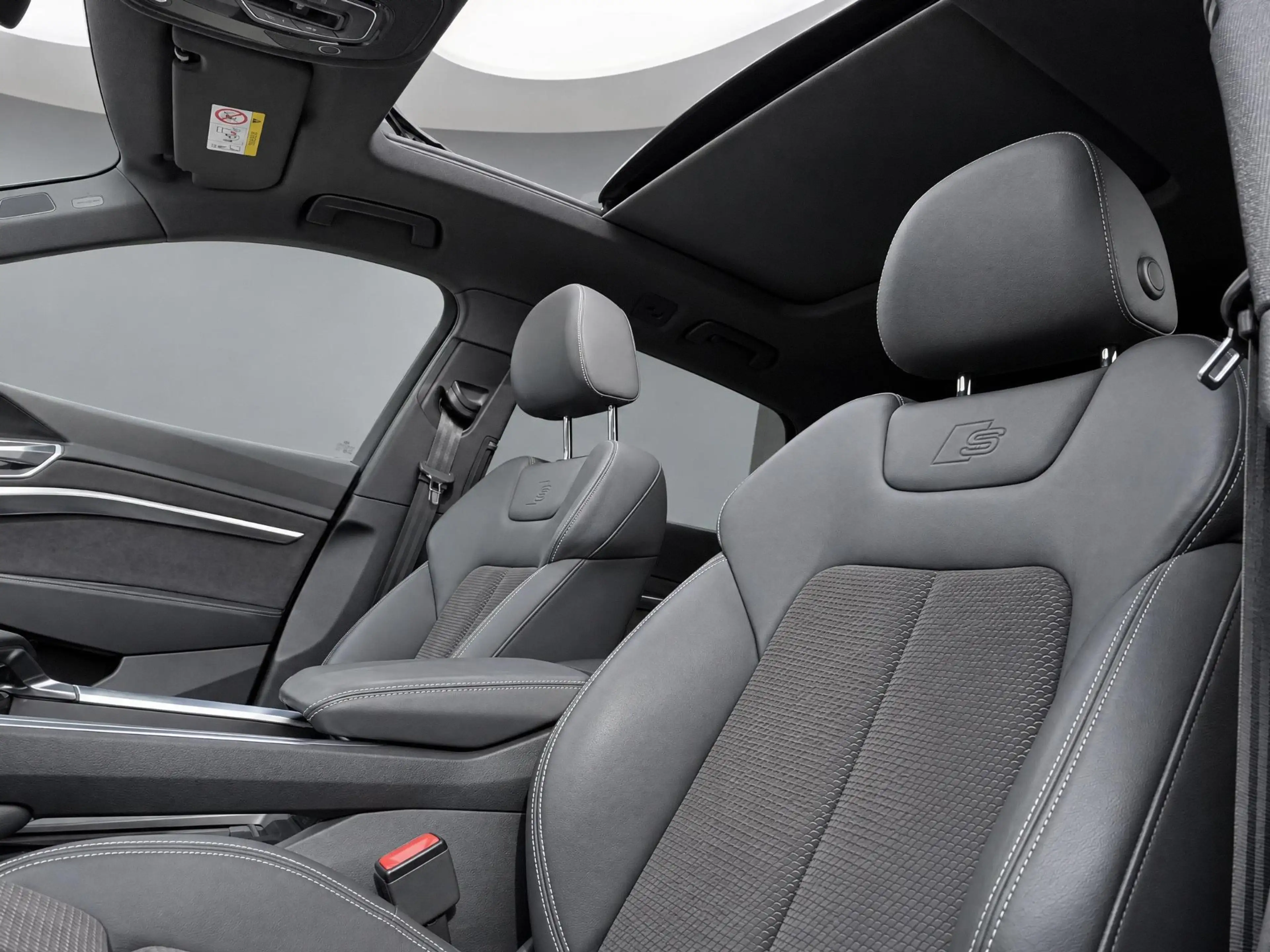 Audi e-tron 55 408pk Quattro S edition 95 kWh · SOH 97% · Pano — photo 8