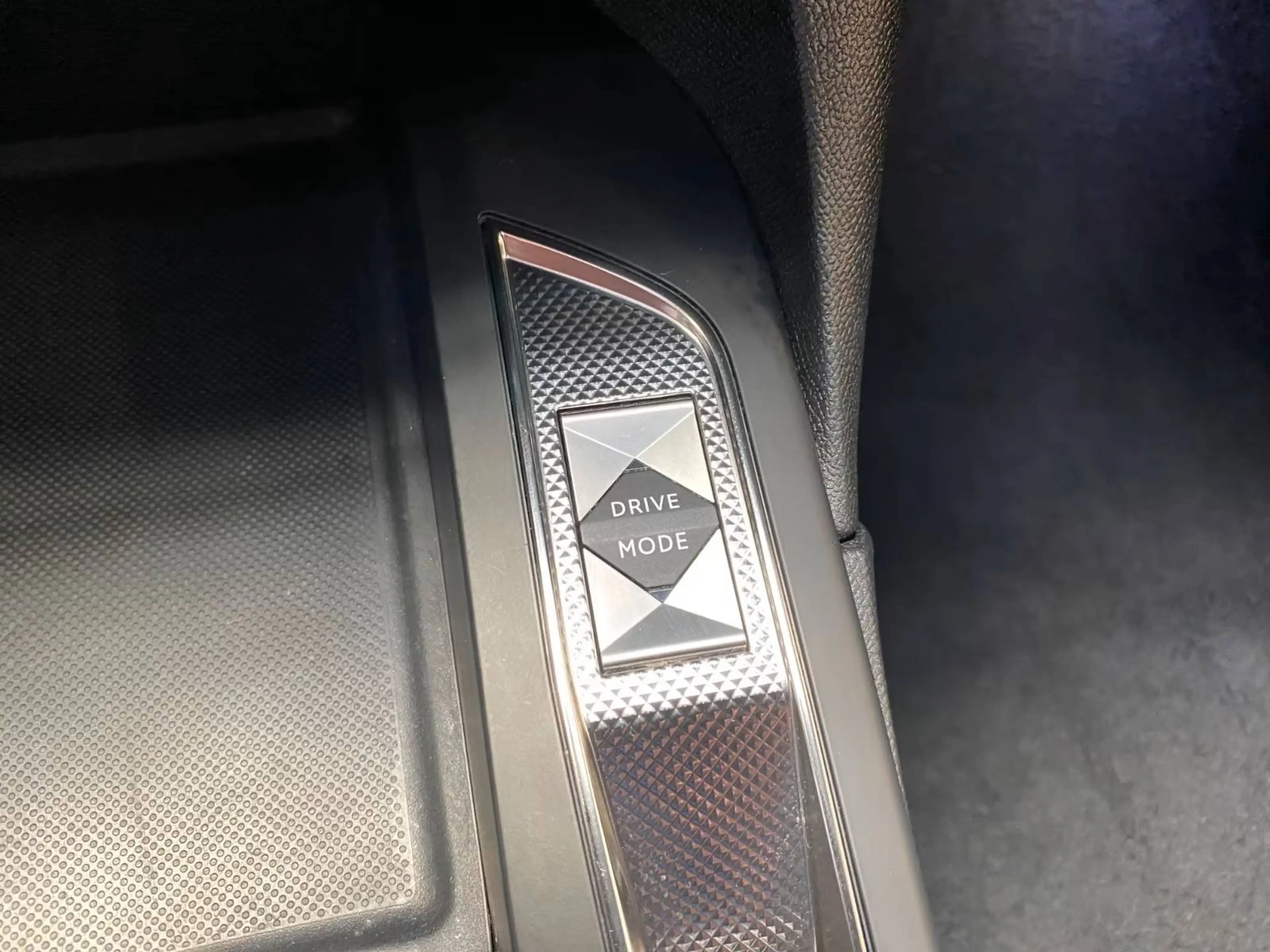 DS Automobiles DS 3 So Chic — photo 15
