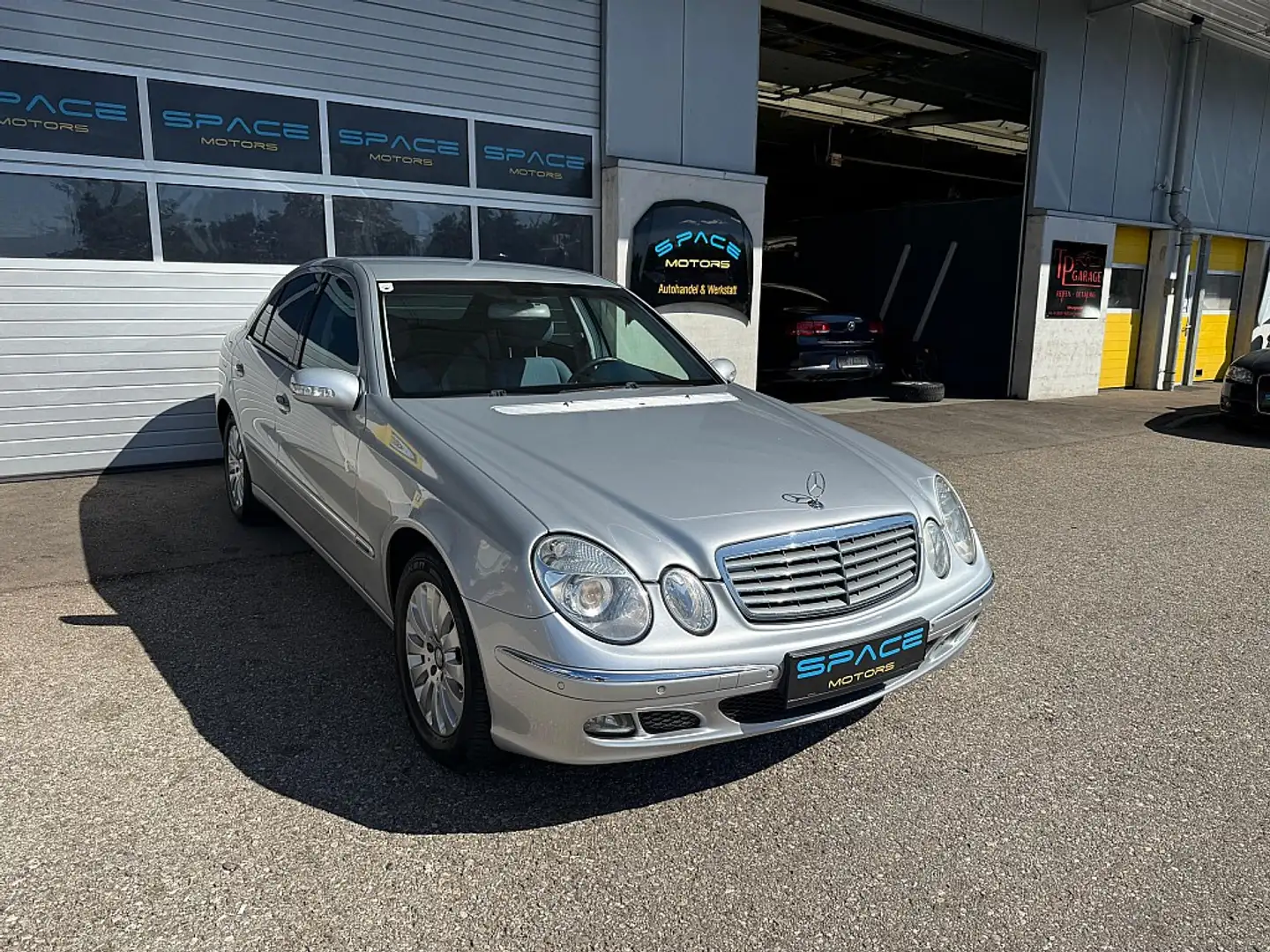 Mercedes-Benz E 200 Classic CDI Zilver - 1