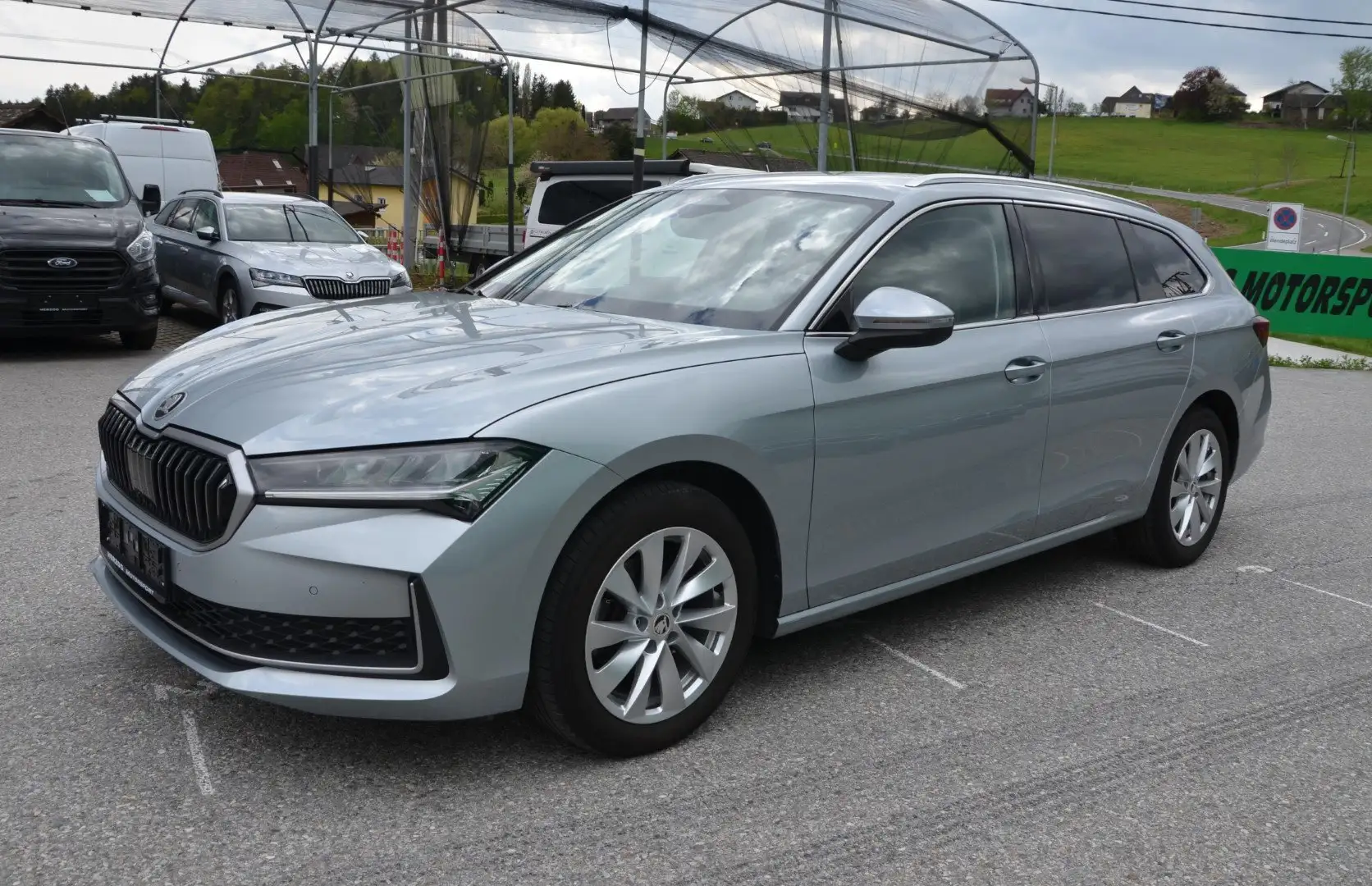 Skoda Superb Superb Kombi 1,5TSI Selection DSG LED AHV 1.BESITZ Silber - 2