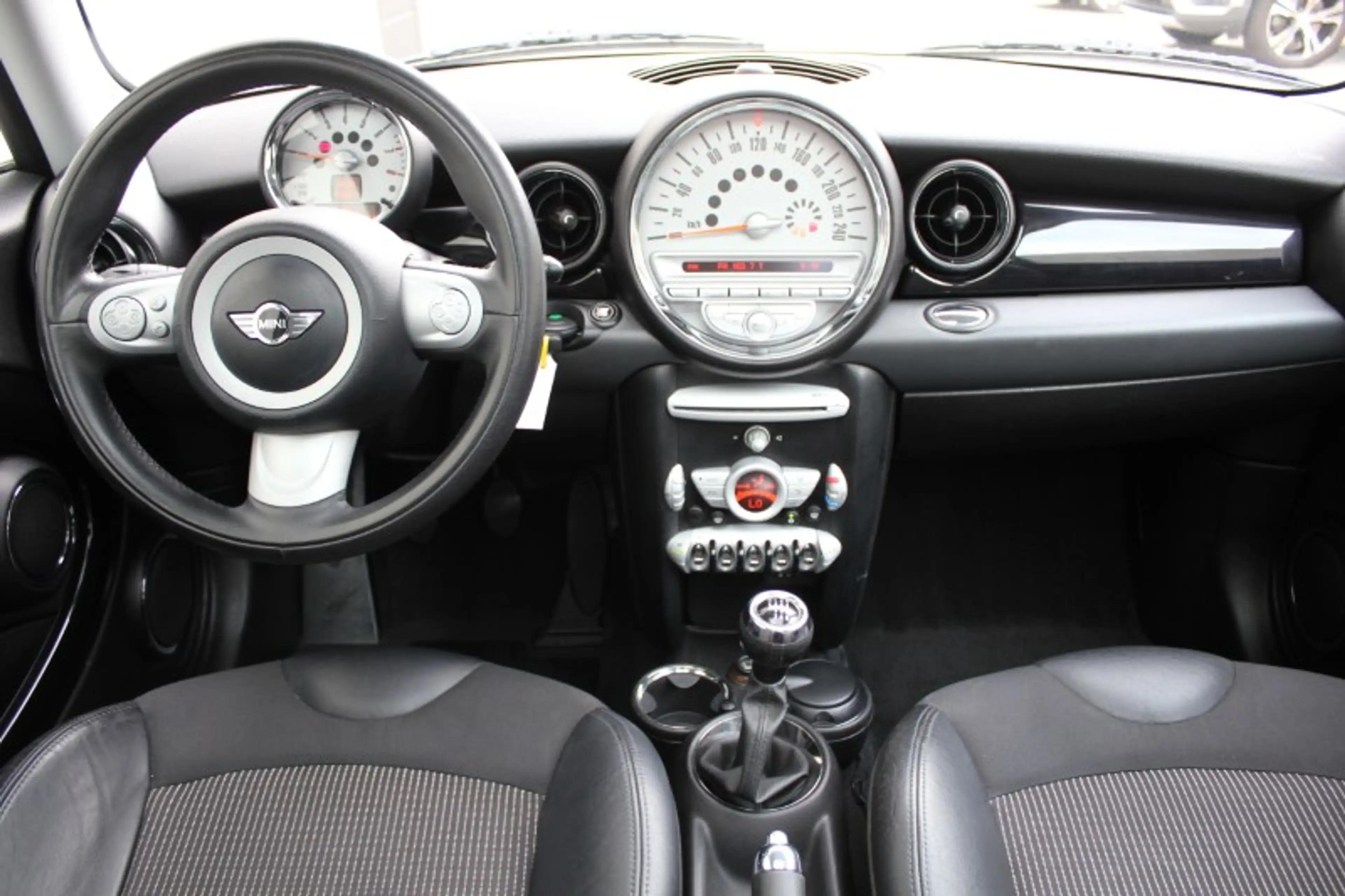 MINI Cooper Mini 1.6i Cooper/ Panodak/Zetelv./cruise control — photo 9