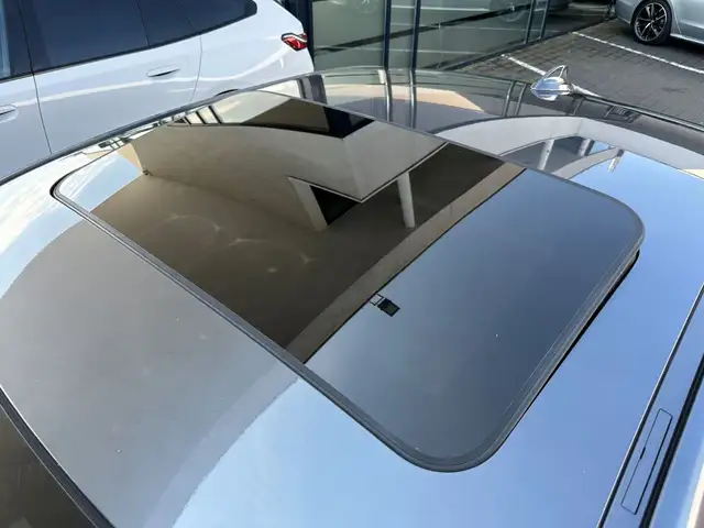 BMW 3 Series view 11