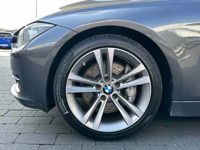BMW 3 Series view 9