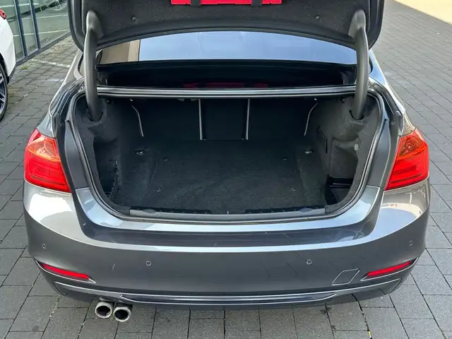 BMW 3 Series view 8