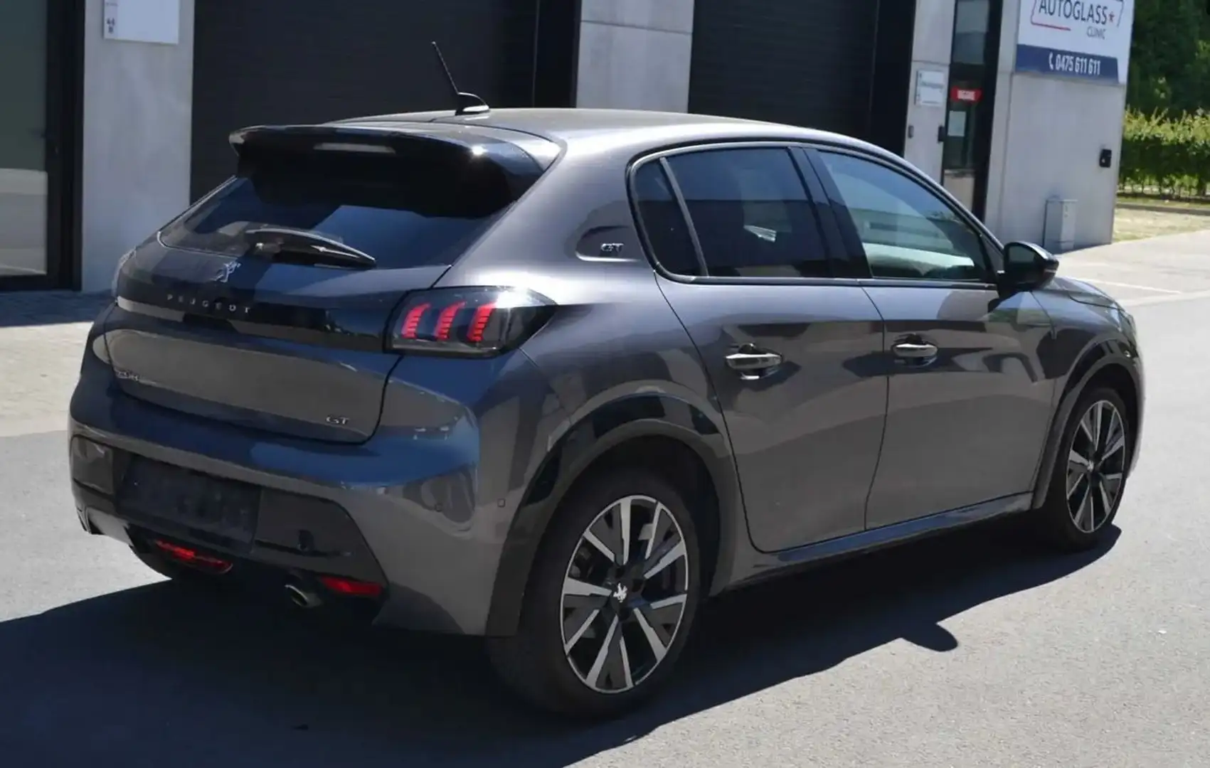 Peugeot 208 1.2i EAT8 GT Navi/Semi-Cuir/LED/Cam360°/TVA Grijs - 2