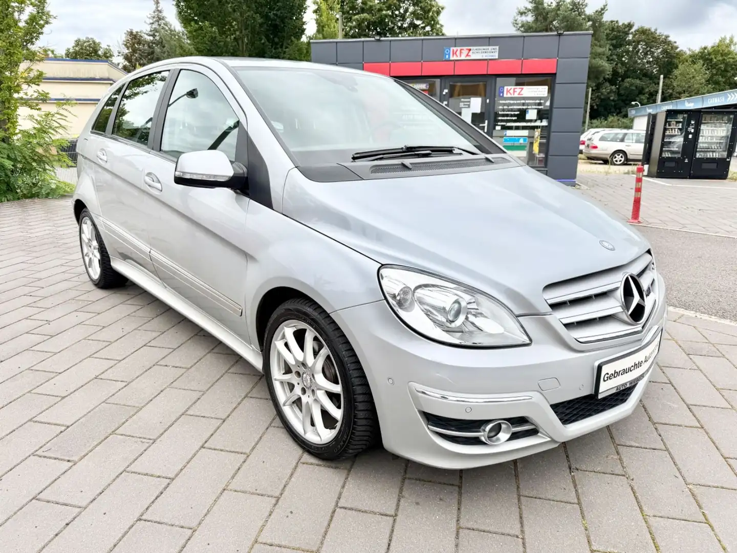 Mercedes-Benz B 180 Automatik,Sitzheizung,Klima,Teilleder,PDC Silber - 2