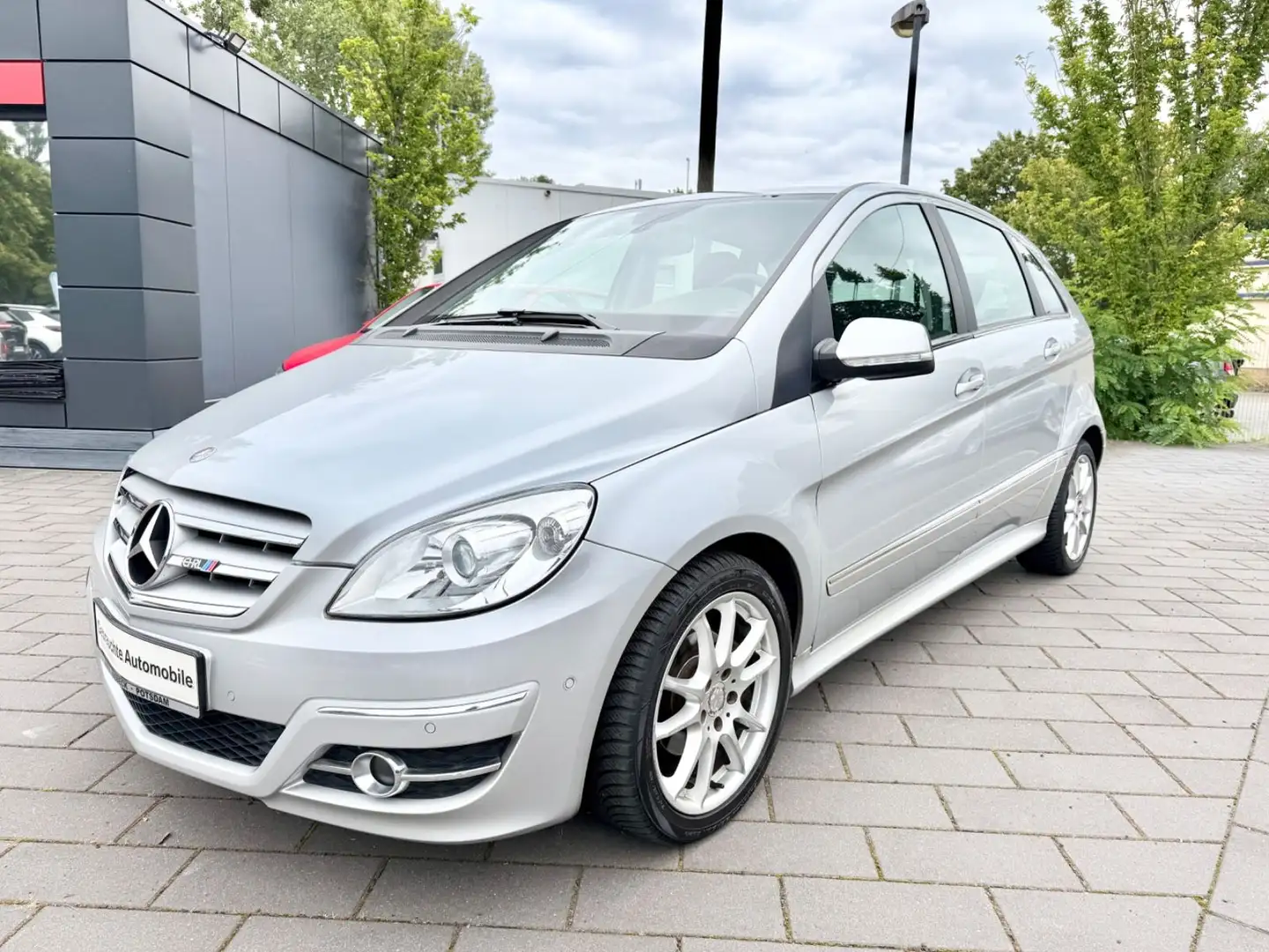 Mercedes-Benz B 180 Automatik,Sitzheizung,Klima,Teilleder,PDC Silber - 1