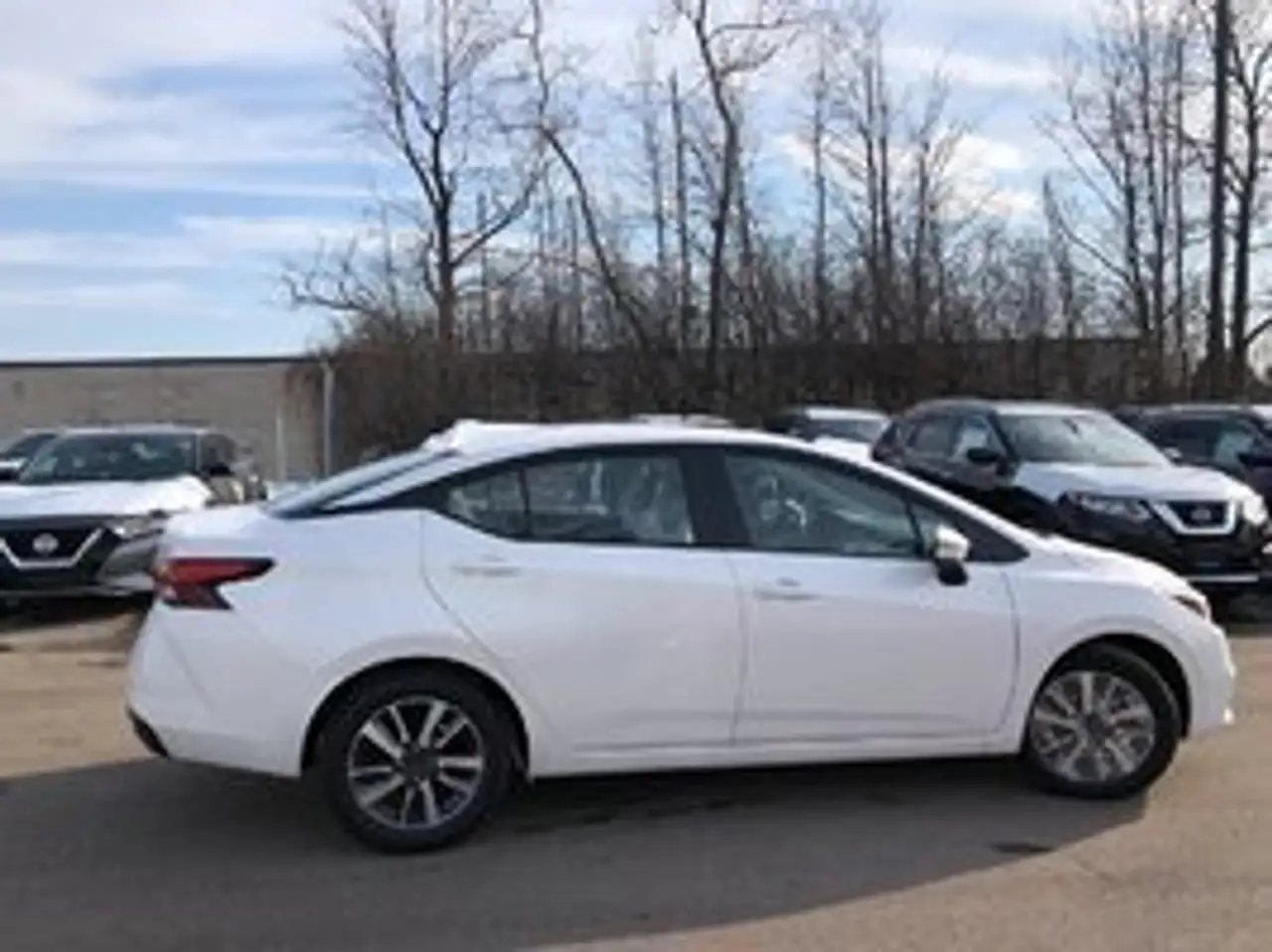 Nissan Versa снимка Nissan Versa