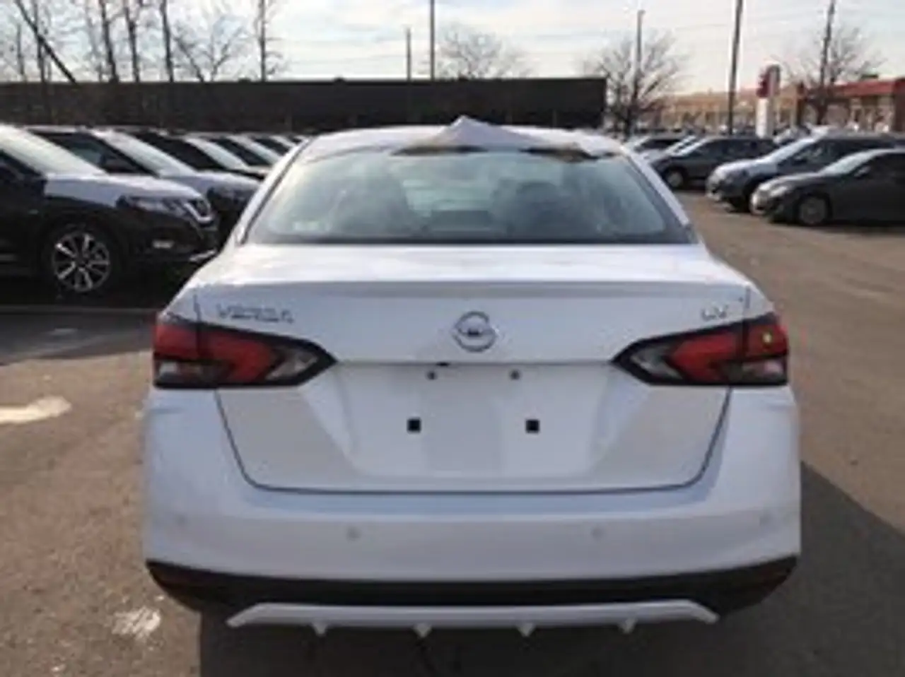 Nissan Versa снимка Nissan Versa