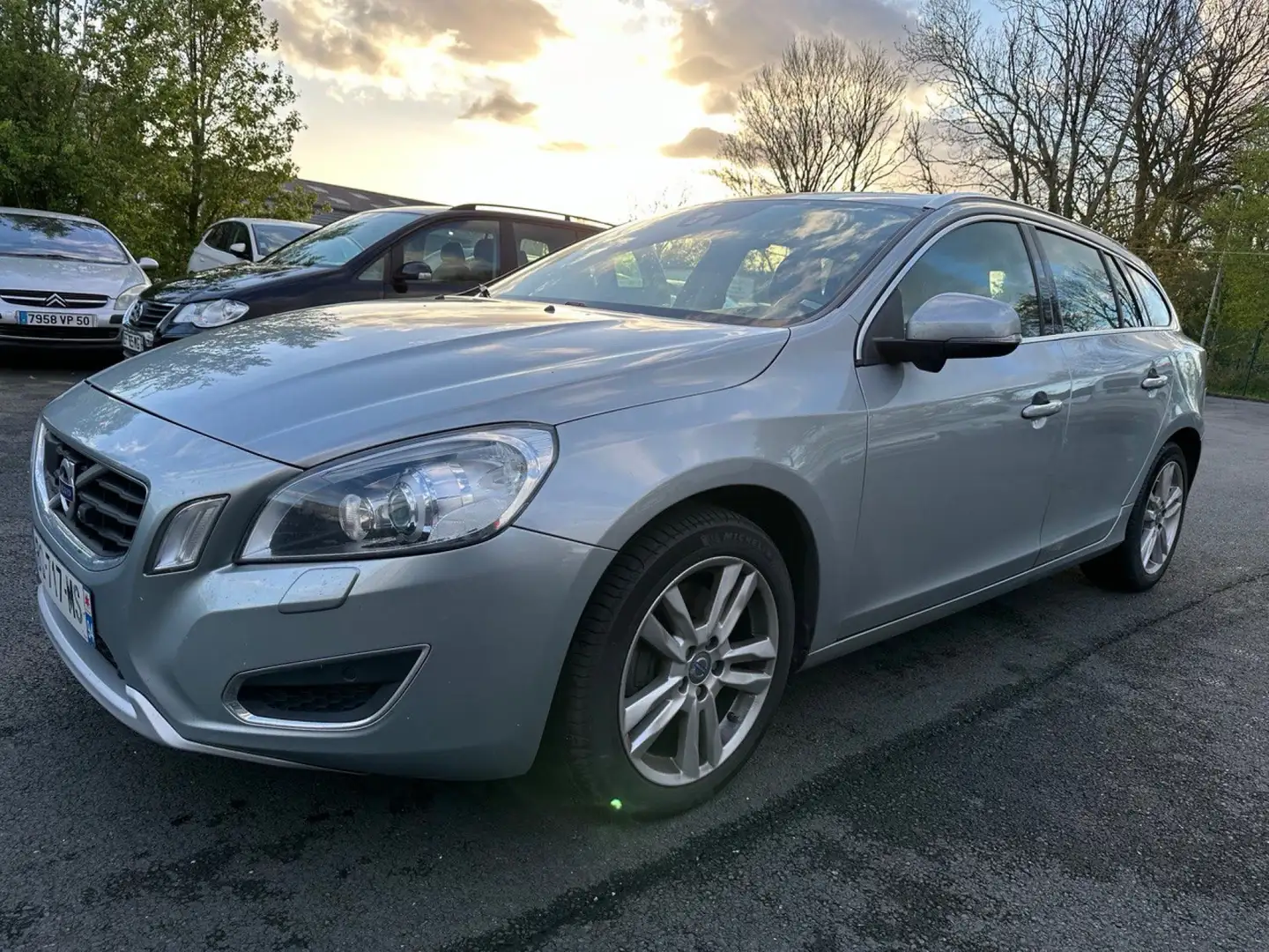 Volvo V60 D5 215 ch AWD Momentum Geartronic A Gris - 1