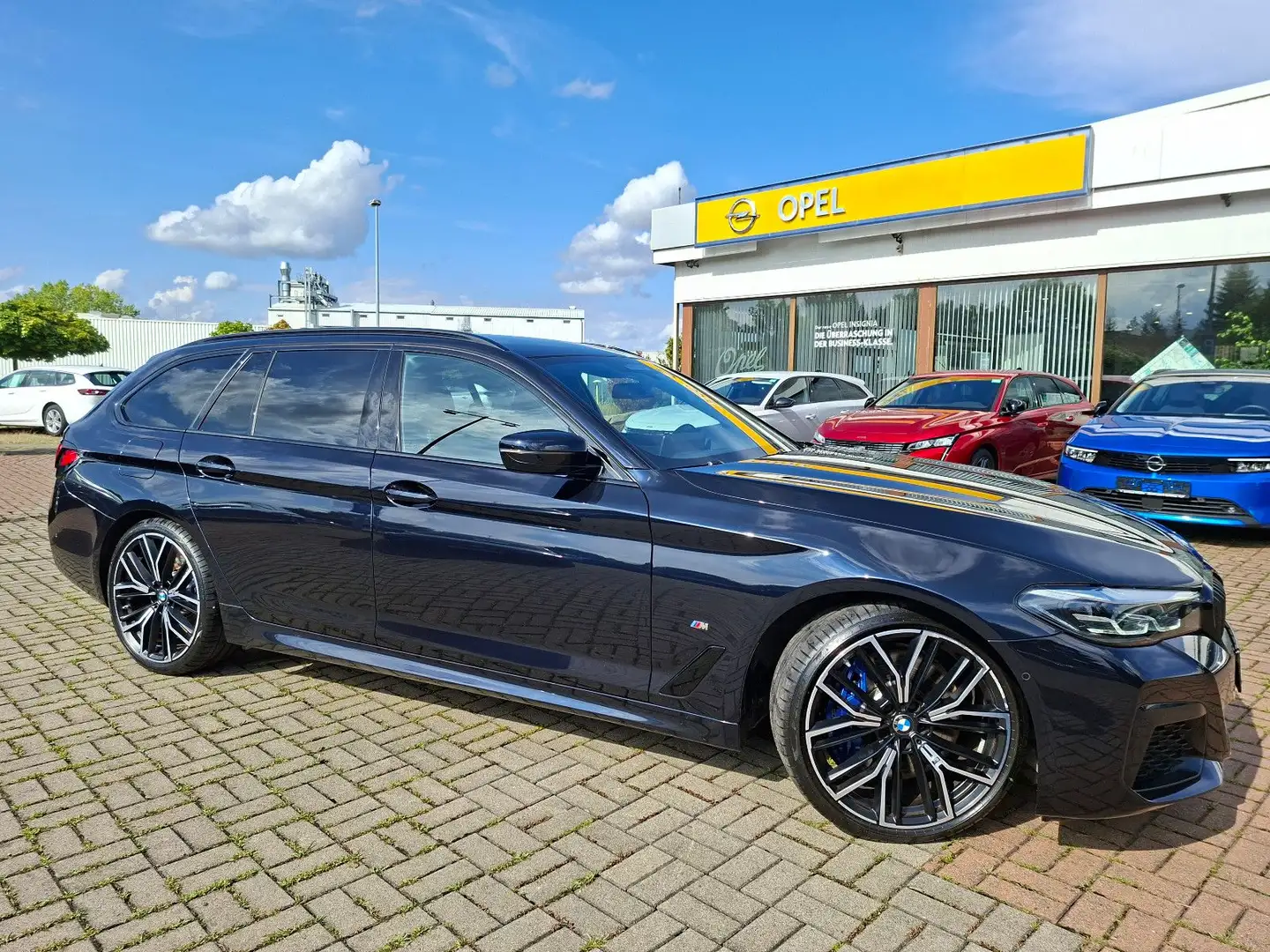 BMW 530 d xDrive Touring M Sport+HEAD-UP+STD-HEIZ+AHK Schwarz - 1