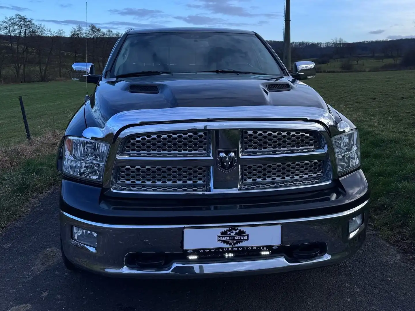 Dodge RAM Laramie 5.7 Hemi Noir - 1