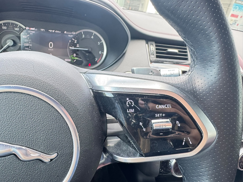 Jaguar E-Pace 1.5 P300e AWD R-Dynamic S — photo 15