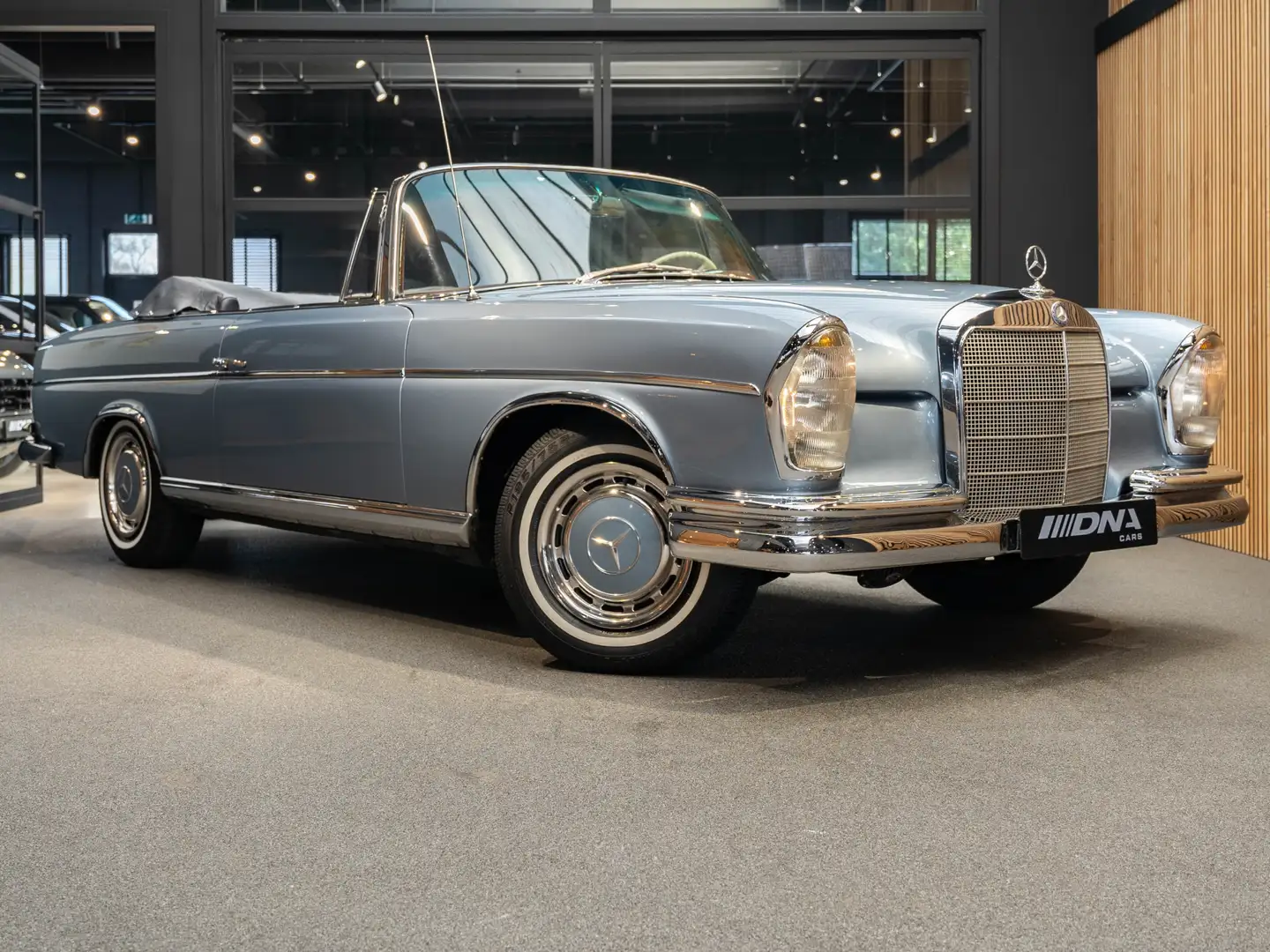 Mercedes-Benz 300 SE Volleder Automaat Nieuw Staat 300 SE Cabrio Albastru - 1