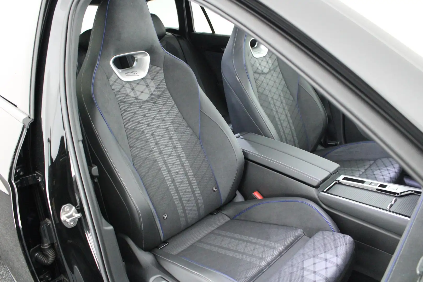 Volkswagen Passat Variant 1.5 272pk eHybrid R-Line Edition Black Style Trekh Zwart - 2