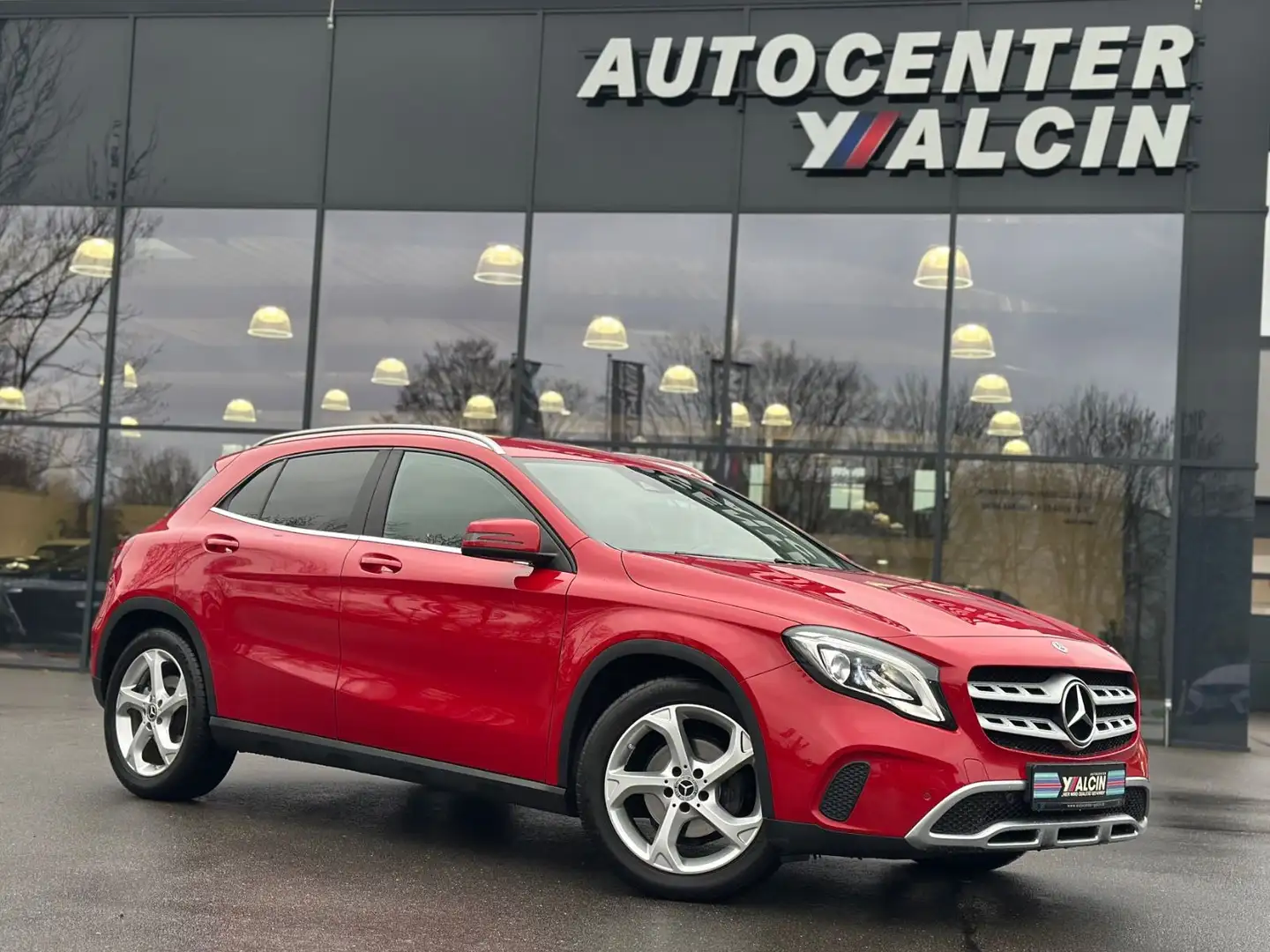 Mercedes-Benz GLA 180 Style Aut. S-HE/NAVI/LED/AHK/18LM/LEDER Rot - 1