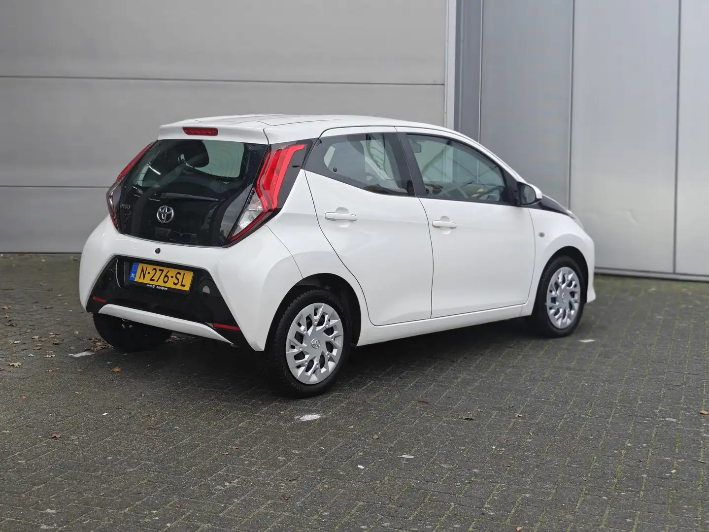 Toyota Aygo 1.0 VVT-i x-play Carplay/Cruise/Camera Weiß - 2