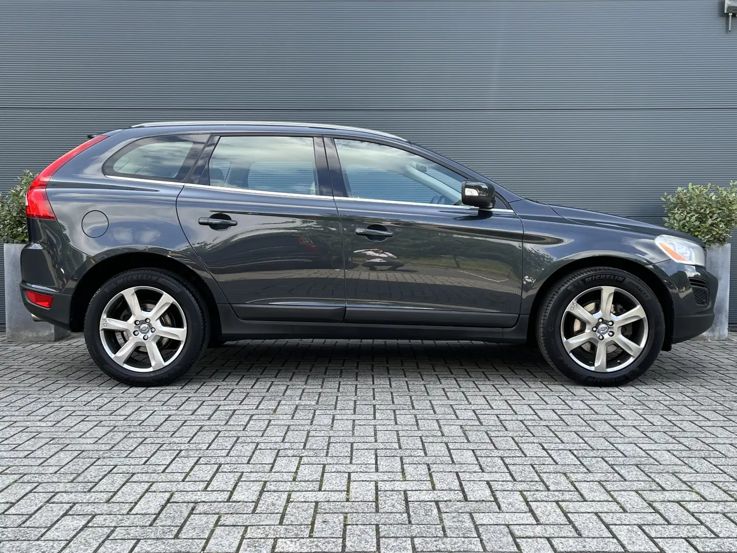 Volvo XC60 2.4 D5 AWD Summum | Achteruitrijcamera | Cruise co Grijs - 2