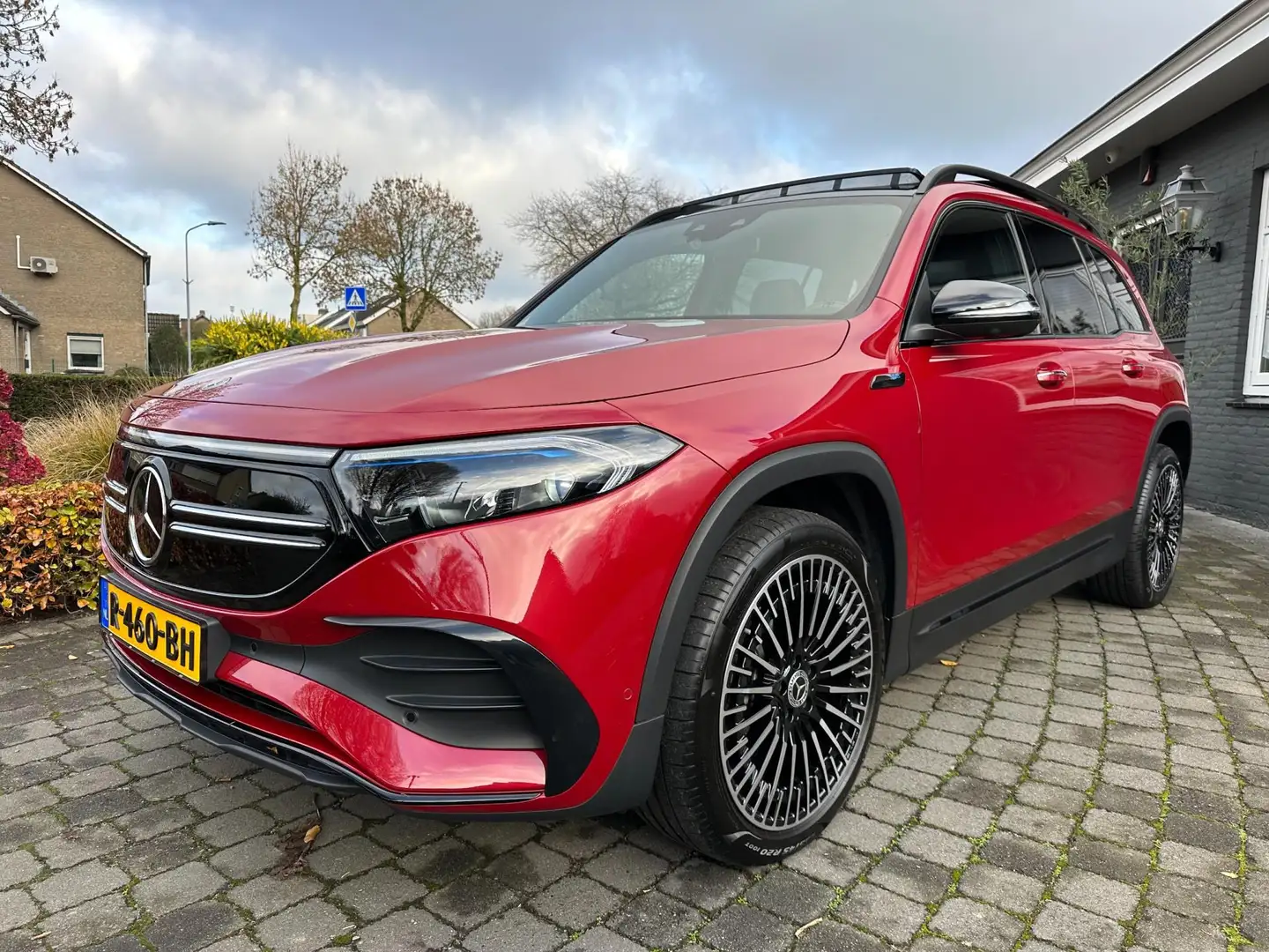 Mercedes-Benz EQB 250 AMG Line, BTW! Pano, 7pers,VOL! Rouge - 1