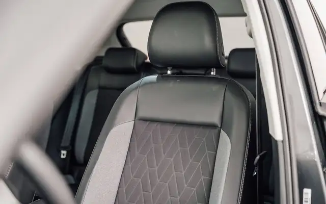 Volkswagen T-Roc view 10