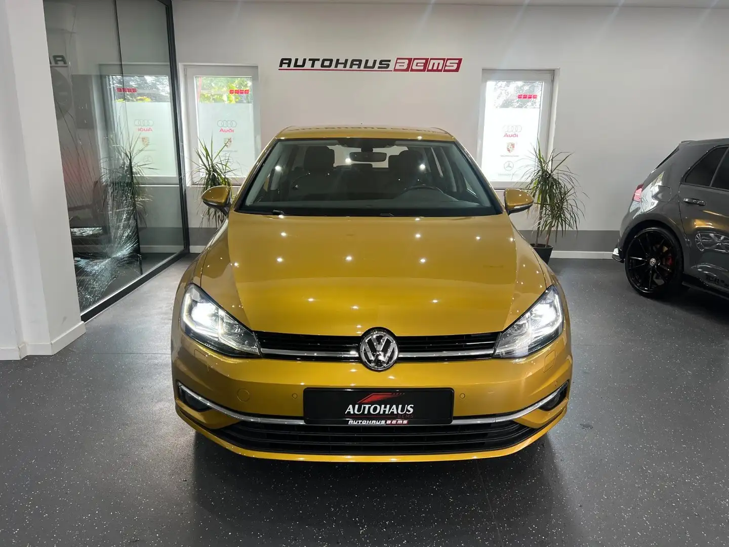 Volkswagen Golf VII Lim. Highline*LED*NAVI*STH* Gelb - 1