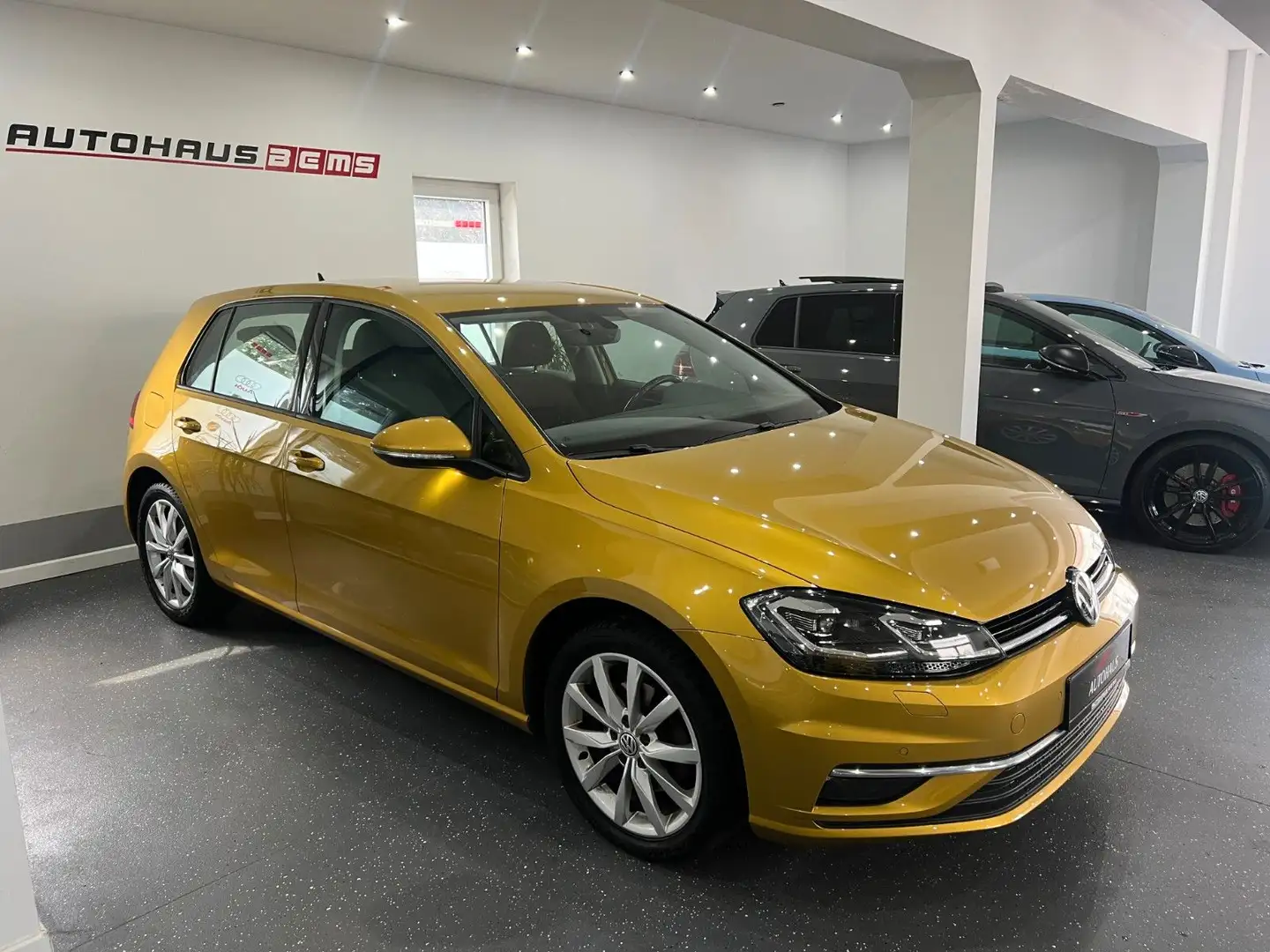 Volkswagen Golf VII Lim. Highline*LED*NAVI*STH* Gelb - 2