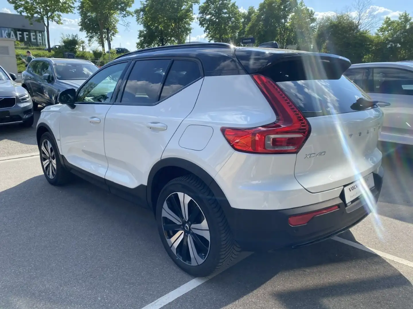 Volvo XC40 Ultimate Recharge Pure Electric AWD P8 Twin StandH Weiß - 2