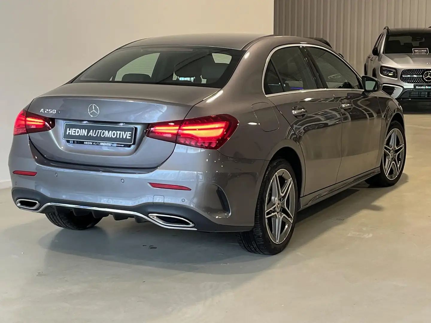 Mercedes-Benz A 250 e AMG Line Berline | Verwarmde Zetels | Widescreen Grau - 2