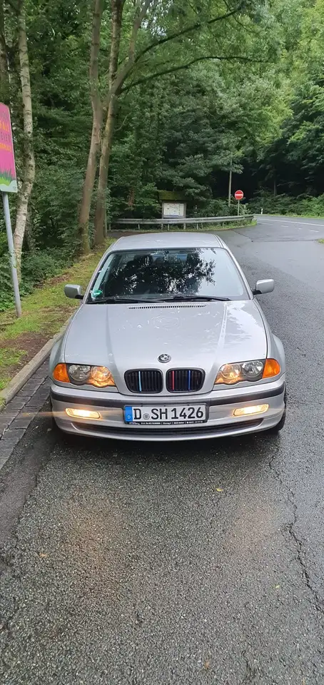 BMW 320i, foto 2
