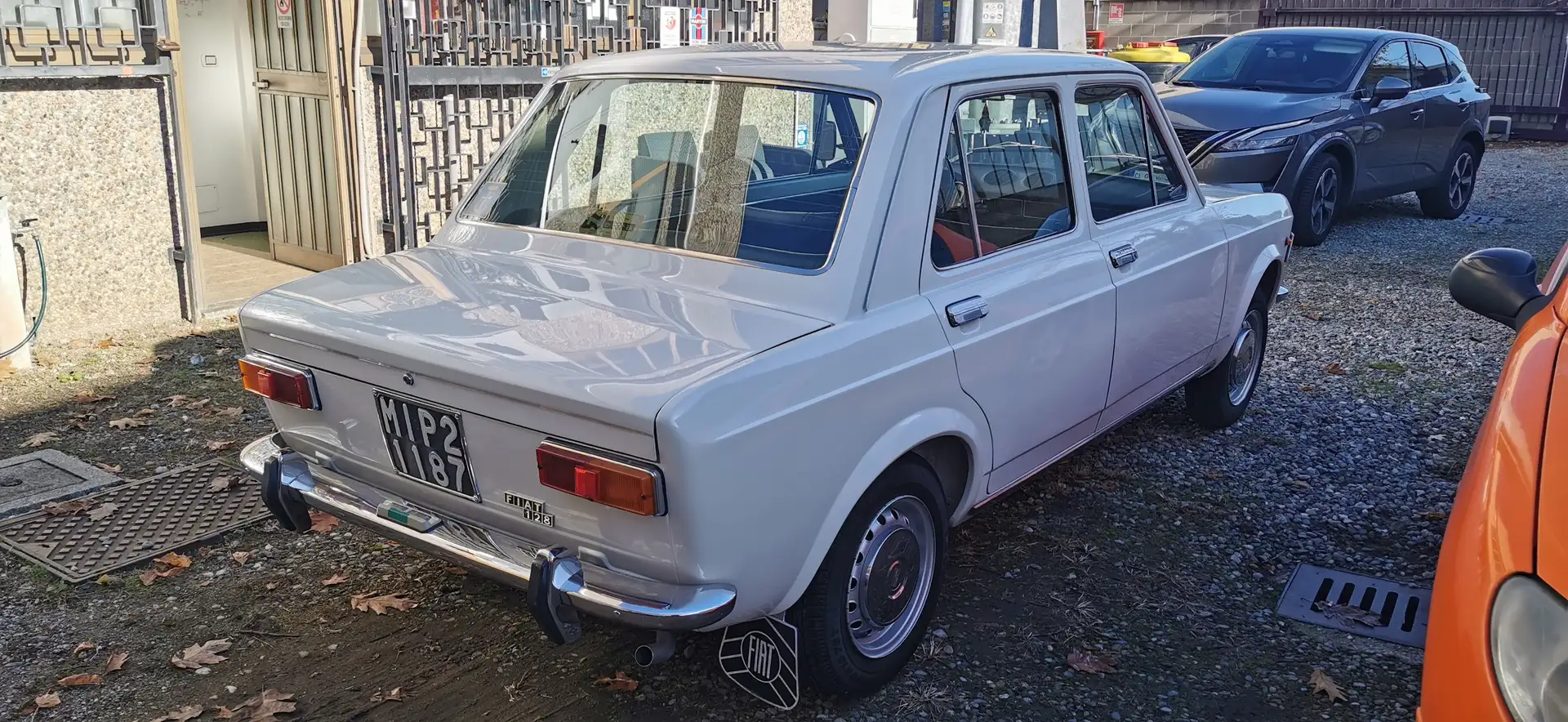 Fiat 128 Berlina porte White - 1