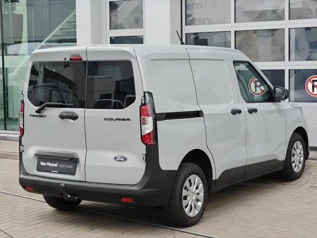 Ford Transit Courier view 5