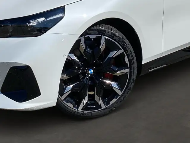 BMW 5 Series view 6